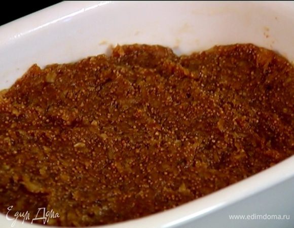 Достать форму из духовки, выложить на тесто слой инжирной начинки и выпекать пирог еще 5 минут.