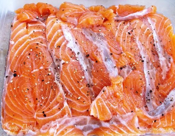 Сначала засолим рыбу... для этого берем соль,сахар и водку(коньяк) ....все размешиваем в мисочке и этой кашицей смазываем равномерно кусочки  тонко нарезанной рыбки.... укладываем плотно в стеклянную емкость,затягиваем пленкой и ставим в холодильник на 3-4 часа...пусть маринуется...Всегда так мариную лосось.Рыба получается превосходная....