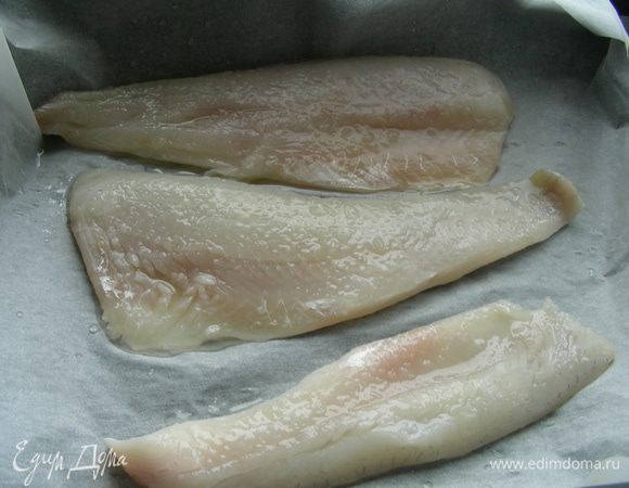 Рыбное филе поливаем соком лайма и оставляем на 30 минут. В это время займемся корочкой для нее. 