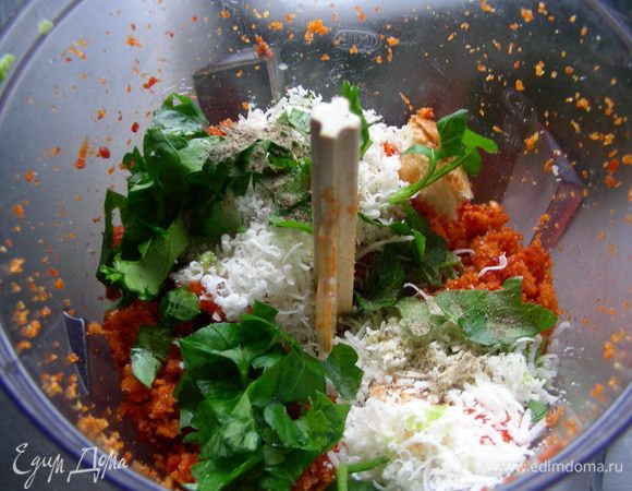 Перекладываем хлеб с чоризо в блендер и взбиваем до крошек. Добавляем чеснок, цедру лайма, пармезан, петрушку и черный перец и взбиваем еще раз. Получается ароматная корочка-посыпка.
