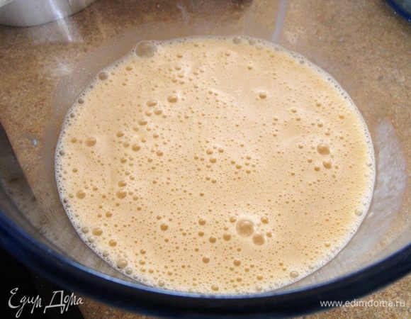 Пока лосось маринуется займемся тестом для пиццы.В теплое молоко всыпаем дрожжи и сахар....оставляем на 10 -15 минут(до полного растворения и пузырения)