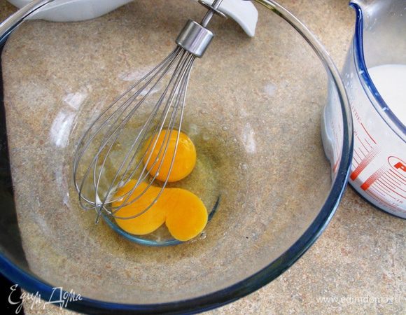 В яйца кладем соль,масло и дрожжевое молоко....перемешиваем и добавляем муку...замешиваем