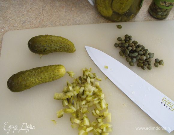 Пока тесто поднимается займемся сырной заправкой.Режем мелко огурцы...