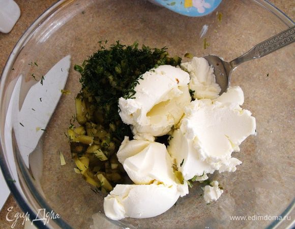 В отдельной миске смешиваем сыр,порезанные огурчики,укроп и каперсы...