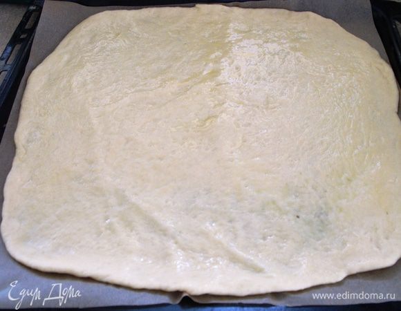 Раскатываем половину теста 3-4 мм....у меня получился такой блин на большой противень...Выпекаем при 180 гр.... 20 минут,до золотистости....не пересушите....)))