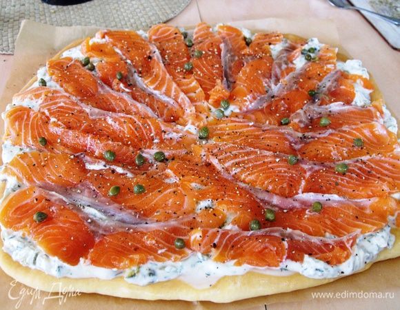 И последний этап....на чуть чуть остывший корж наносим  сырную смесь и сверху выкладываем лосось....посыпаем свежемолотым перцем .....и...... наслаждаемся!!!Это правда .....восхитительно!