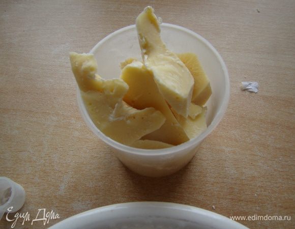 Для начала растопим масло какао на водяной бане. Вместо него можно брать любое растительное масло