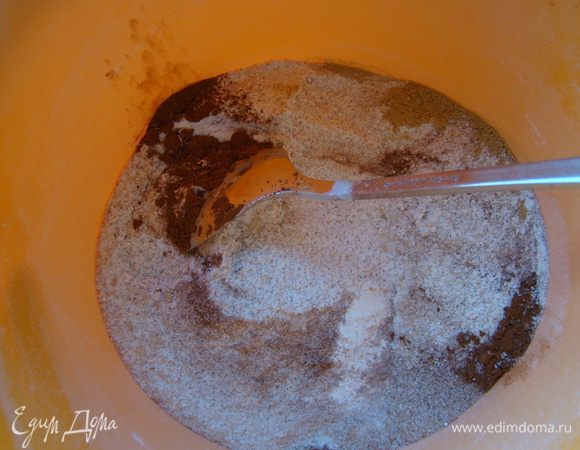 Просеиваем в чашу муку, специи, сахар - хорошо размешиваем