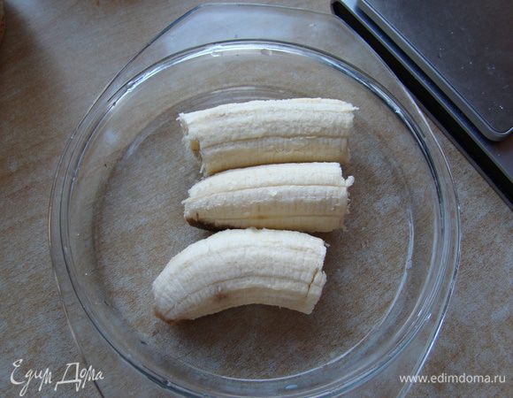 отдельно разминаем мягкий банан вилкой или картофелемялкой