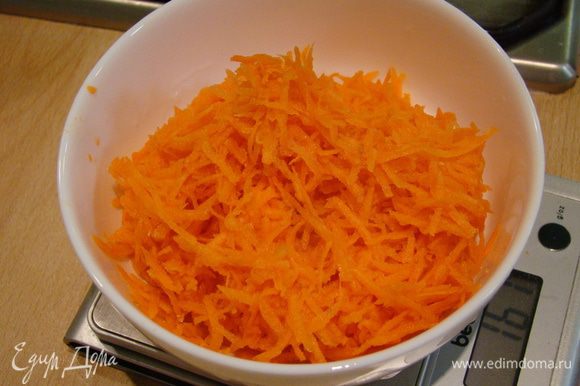 На мелко терке натираем морковь, добавляем ее вместе с банановым пюре к муке, размешиваем до однородности