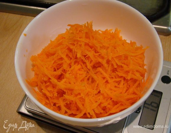 На мелко терке натираем морковь, добавляем ее вместе с банановым пюре к муке, размешиваем до однородности
