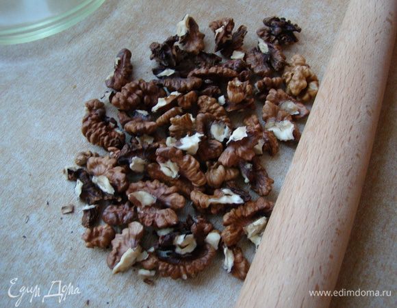 Орехи измельчаем скалкой - подмешиваем к тесту