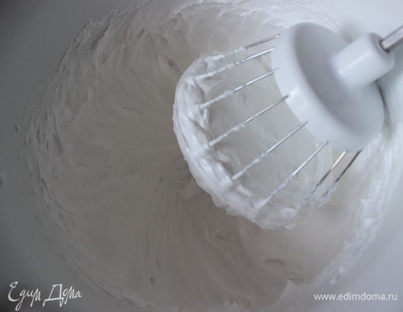 Взбить белки, подсыпая частями сахар.