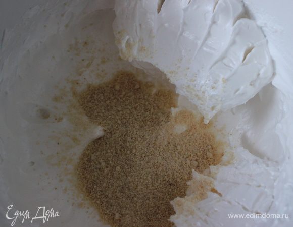 Всыпать сухие ингредиенты (мука+сах.пудра+соль) в белки. Перемешать силиконовой лопаткой до объединения.