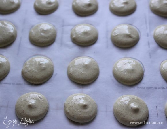 Под бумагу я подкладываю трафарет для *макарон*, получаются печеньки одинакового размера.
И выпекаю мин15 при 150С