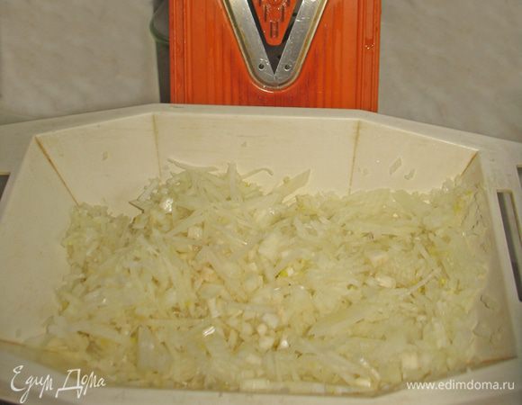 Лук почистить и порезать мелкими кубиками. Я чтобы ускорить процесс "натерла" на терке "Бернера" 