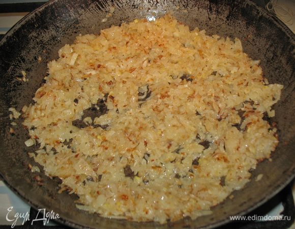 Лук обдать кипятком, дать стечь и обжарить на растительном масле с добавлением щепотки сахара. Переложить лук в другую посуду и охладить. 