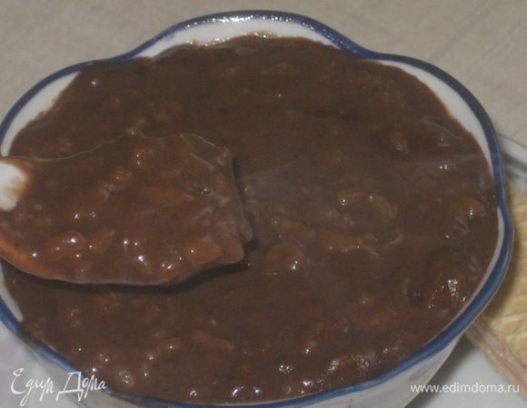 Довести до кипения на среднем огне. Уменьшить огонь и варить минут 30-35, периодически помешивая. 