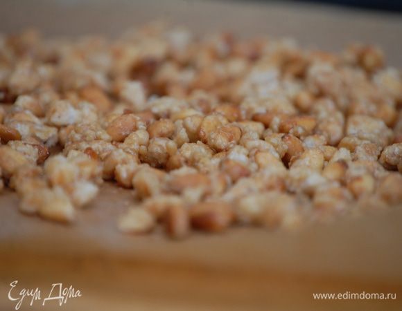 Для карамелизации кедровых орехов на сковороде растопить сахар с водой на среднем огне до светло-коричневого цвета.  Карамель не перемешивать!!! Можно изредка встряхивать сковороду. Как только карамель приобретет необходимый цвет – высыпать орехи,  и помешивая силиконовой лопаткой около 30 секунд прогреть на сковороде. После -  незамедлительно высыпать орехи на смазанный растительным маслом пергамент и пока орехи не остыли  - разделить их друг от дружки силиконовой лопаткой. 