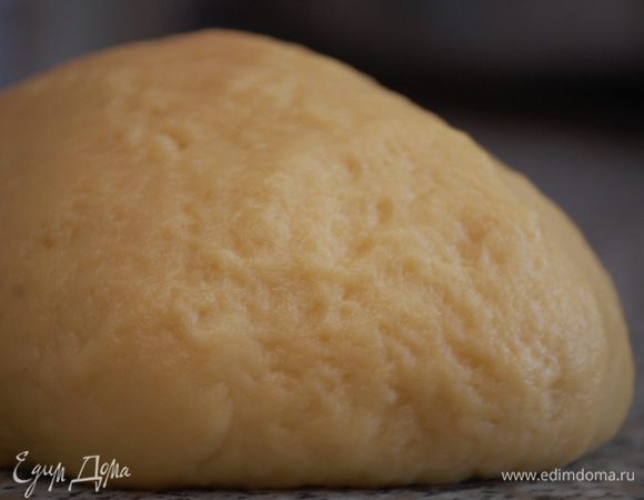 Для приготовления теста: при помощи венчика растереть размягченное сливочное масло с сахаром до однородности. По одному ввести яйца (каждый раз тщательно вымешивая смесь). И три захода ввести просеянную муку с солью.  Количество муки регулируйте сами. Тесто должно быть мягким и не липнуть к рукам . 