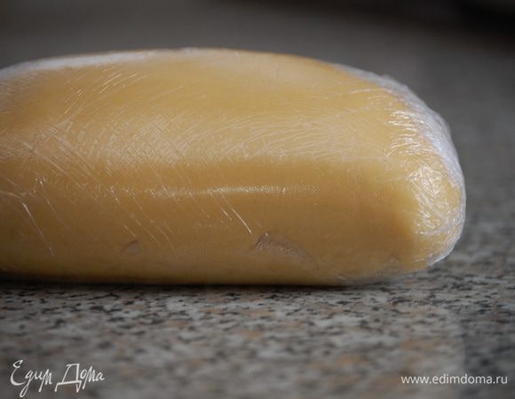 Тесто обернуть пищевой пленкой и оправить на 1 час в холодильник.