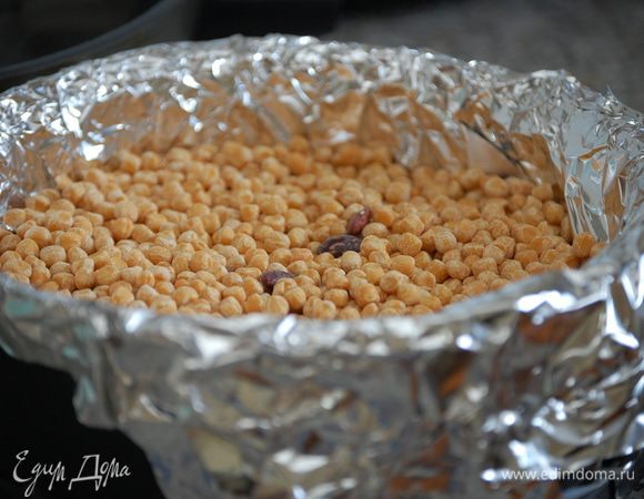 Форму с замороженным тестом прикрыть фольгой, поверх высыпать груз (горох, фасоль) и выпекать 30 минут при температуре 175 градусов. Затем снять груз и фольгу и оставить в духовом шкафу еще на 5-7 минут. Остудить.