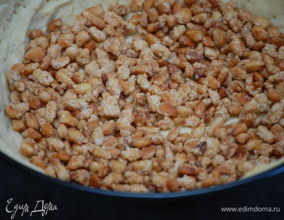 Высыпать кедровые орехи  на дно  песочной основы.