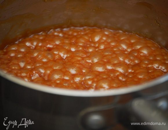 Для приготовления карамели  в сотейнике с толстым дном растопить сахар с водой до светло-коричневого цвета. Помним о том, что размешивать лопаткой карамель нельзя!!! Снять сотейник с огня и при постоянном помешивании частями вести сливки. Варить карамель на минимальном огне при постоянном помешивании  до желаемого цвета Я варила около 5 минут. 