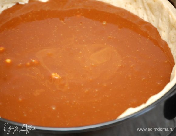 Снять с огня, добавить масло, тщательно перемешать и  незамедлительно вылить на песочную основу. Остудить при комнатной температуре, после чего убрать в холодильник на 20-30 минут.