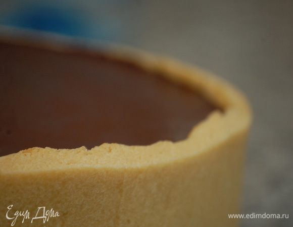 Шоколадный ганаш.  Друзья, здесь важно определиться с собственными гастрономическими пристрастиями. Используя разные пропорции шоколад – сливки и, соответственно, разный процент содержания какао в шоколаде  - вы можете создать свой идеальный ганаш.  Использование горького шоколада предполагает более плотную текстуру ганаша, который на протяжении весьма длительного пребывания при комнатной температуре не теряет своей формы. Молочный – создаст более мягкое покрытие. А если после приготовления ганаш взбить – это чарующий шоколадный мусс. 


Ганаш можно ароматизировать. Например, коньяком.  Для этого в ганаш комнатной температуры ввести алкоголь и тщательно перемешать.  Можно создать ганаш с цитрусовым ароматом (цедру добавить в холодные сливки, прогреть, процедить и соединить с шоколадом).  Кофейный ганаш  (гранулированный кофе добавить в холодные сливки, прогреть, процедить, смешать с шоколадом). А представляете, как благородно будет «звучать» шоколад с корицей? 


Вот пропорции (нашла в интернете):


1 часть шоколада к 1,3 части сливок  - взбитые после охлаждения в крепкий мусс для наполнения тортов;


1 часть шоколада к 1 части сливок – после охлаждения в качестве крема для покрытия торта;

1,5 части шоколада к 1 части сливок – поле охлаждения в качестве  стабильного  крема для покрытия торта;

2 части шоколада к 1 части сливок – очень крепкий крем для покрытия торта.  Идеально подходит при покрытии торта сахарной мастикой и карвингом.  Такой ганаш выдерживает 7-дневное хранение при комнатной температуре.  Двойной ганаш необходимо дополнительно пробить погружным блендером, чтобы окончательно растопить даже самые мельчайшие кусочки шоколада. 


НЕЛЬЗЯ растапливать шоколад до соединения со сливками!  Ганаш попросту может расслоиться. 


 
Ганаш можно хранить в холодильнике до 2-х недель, а в морозильной камере – до 2-х месяцев.
