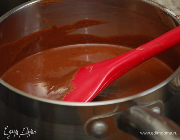 Для приготовлении ганаша порубить шоколад на мелкие кусочки (либо использовать  шоколадные таблетки). В отдельную емкость влить охлажденные сливки  и довести их до кипения, но не кипятить. Залить шоколад горячими сливками и дать постоять минуту. После чего размешать массу до однородности.  Важно, чтобы все кусочки растворились.  Остудить, распределить поверх карамели. 