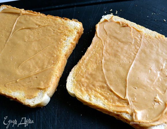 Намазать арахисовым маслом каждый ломтик хлеба только с одной стороны.