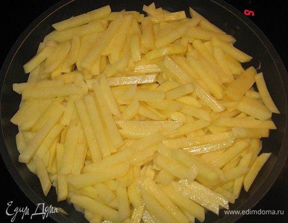 Выложить картошку на разогретую с маслом сковородку. Огонь должен быть большим.