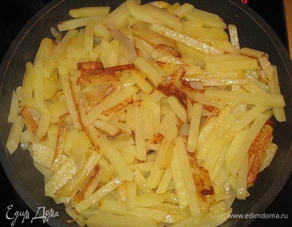 Картошку постоянно помешивать, чтобы она равномерно обжаривалась со всех сторон.