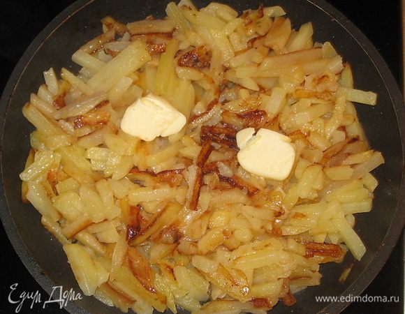 Когда цвет станет равномерным, добавить сливочное масло и посолить. Огонь убавить. Накрыть крышкой. Потушить 5-7 минут.