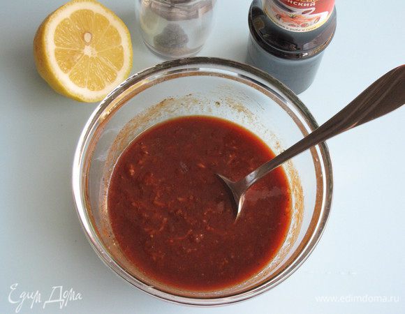 В небольшой миске смешайте соевый соус, лимонный сок, говяжий бульон, томатную пасту, сахар, имбирь и перец.