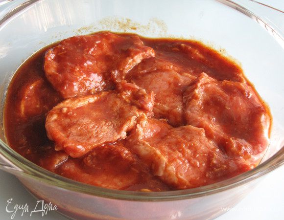 Нарежьте свинину толщиной в 1 см, слегка отбейте. Поместите отбивные в неглубокую емкость и полейте половиной соуса, перемешайте. Оставьте на несколько минут для маринования.