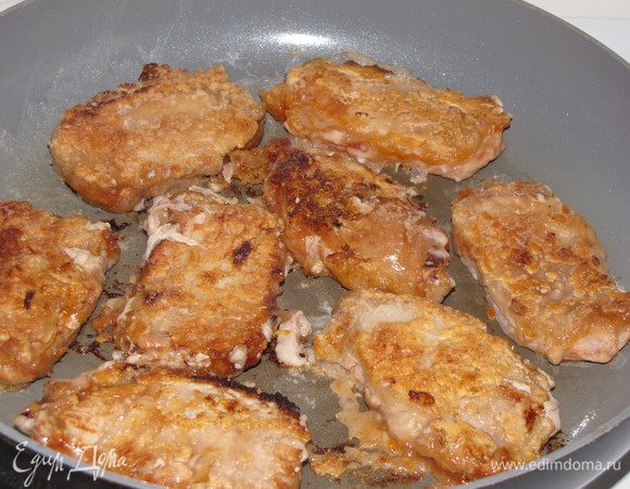 Налейте на сковороду еще одну ст. л. растительного масла. Разогрейте его и жарьте отбивные на сильном огне, пока не подрумянятся, по 3 минуты с каждой стороны.