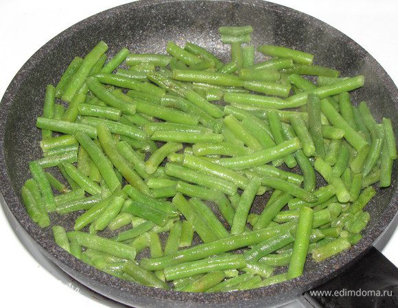 Пока готовится  мясо, можно приготовить гарнир.  Зеленую замороженную фасоль, потушите на сковороде с добавлением сливочного масла. На гарнир так же хорошо подойдут рис, макароны или приготовленные на пару овощи.