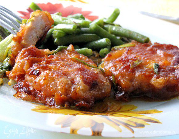 Выложите на тарелку мясо и гарнир и подавайте. Приятного аппетита!