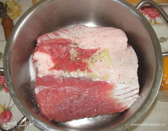 Свинину помыть, вытереть салфеткой. Замариновать: посолить, поперчить, обмазать чесноком, пропущенным через пресс. Мариновать 2 часа.