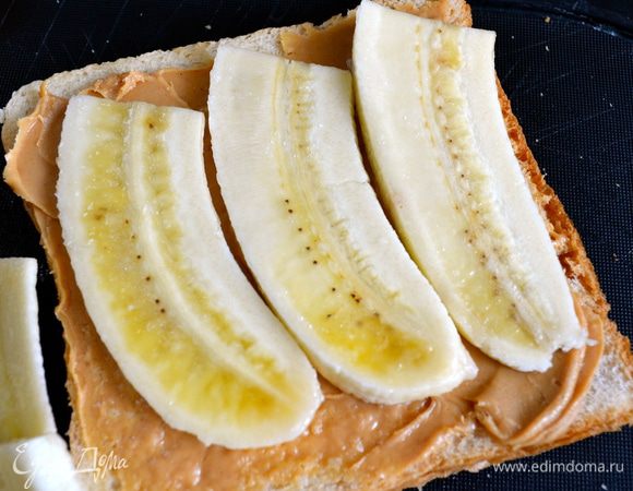 На два ломтика хлеба уложить нарезанные бананы..., 
