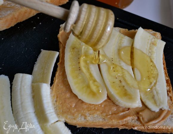 ...полить медом и закрыть оставшимися двумя ломтиками хлеба (намазанной арахисовым маслом стороной внутрь).