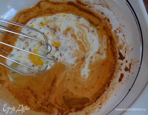 В глубокой миске смешать молоко, яйца, ванилин и корицу (у меня вместо ванилина чайная ложка ванильного сахара) и интенсивно размешать венчиком. 