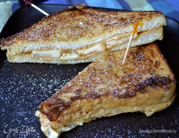 Готовые тосты разрезать пополам по диагонали, присыпать (по желанию) слегка сахарной пудрой и сразу же подавать!!!!
 