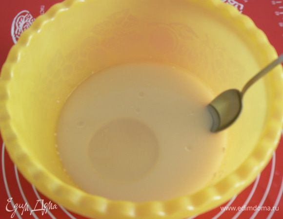 В теплой воде растворить дрожжи, соль и сахар, добавить масло 