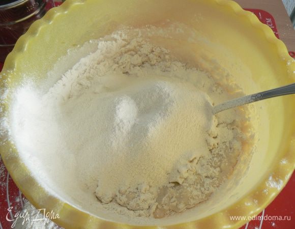 просеянную муку порциями