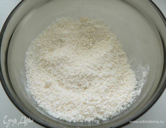 Кокосовую стружку смешать с сахаром и мукой.