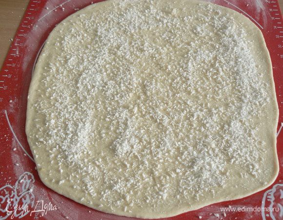 Подошедшее тесто  поделить на 2 части, раскатать прямоугольный пласт, нанести кисточкой равномерно растительное масло и посыпать половиной начинки, тоже самое проделать со второй половиной (горсточку начинки оставить)