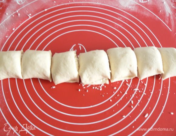 свернуть рулетом,  порезать на кусочки